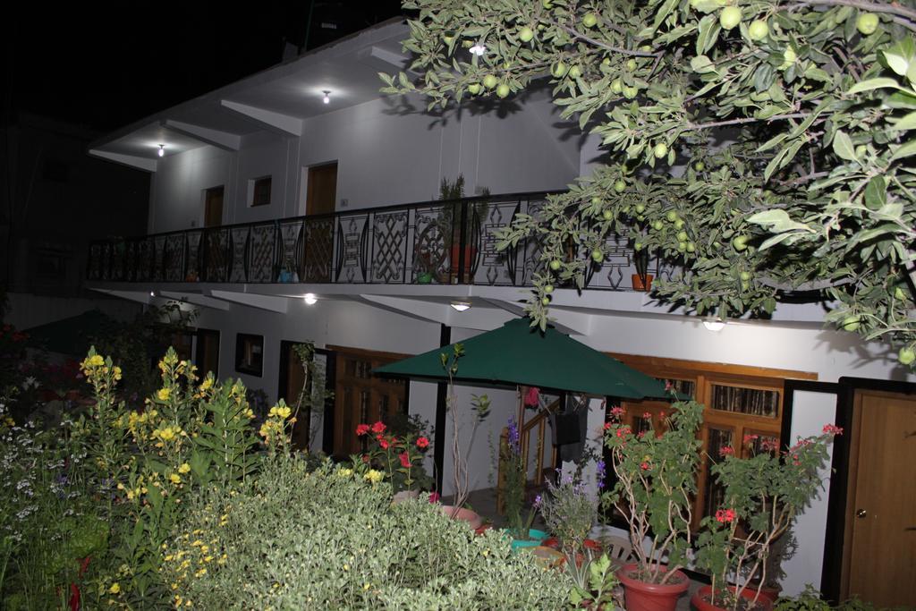 Отель Travellers House Лех Экстерьер фото
